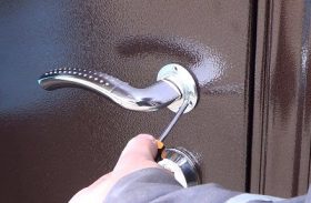 Замена дверной ручки металлической двери в Северодвинске